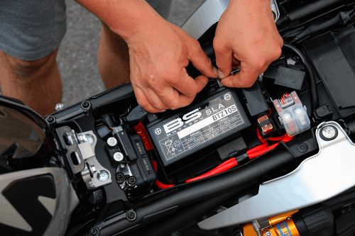 Remplacement d'une batterie de moto